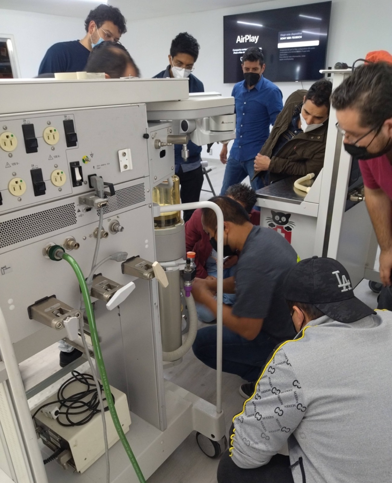 Participante trabajando en una máquina de anestesia