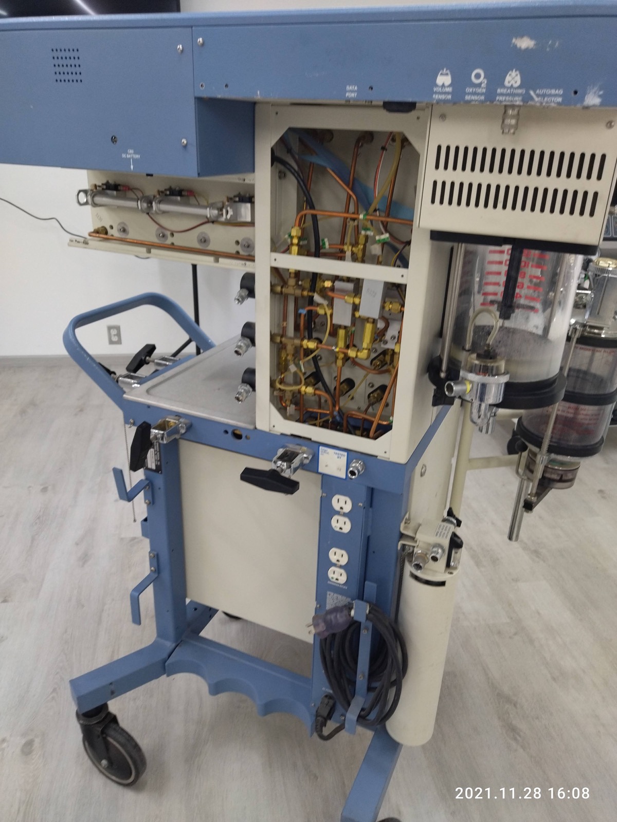 Máquina de anestesia abierta durante una práctica